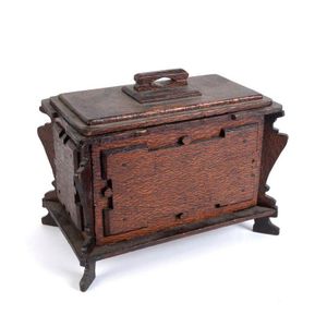 A tea caddy, silky oak, Queensland origin, 19th century 18 cm…