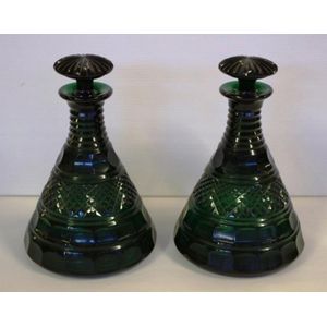 Pair of Victorian Bristol green ships decanters, 24 cm high…