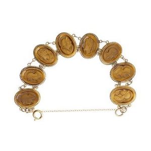 A 9ct gold stone set cameo bracelet, 8 links each set with an&hellip;