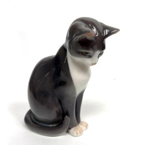 A Royal Copenhagen porcelain figure of a cat, height 13 cm