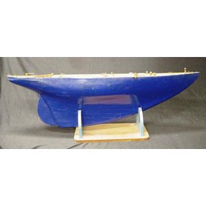 Early pond yacht hull width 88 cm, height 29 cm