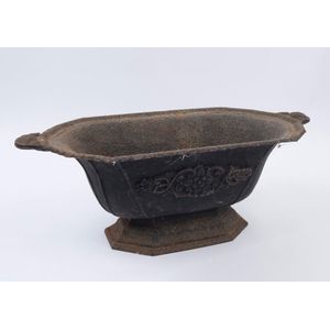 A painted cast iron planter pot, 19th/20th century, 23 cm high,…