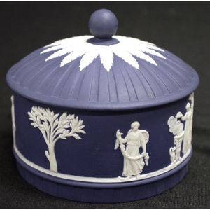 Wedgwood Jasperware lidded trinket box width 12 cm in original…
