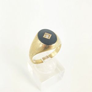 9ct Yellow Gold Onyx Ring - Size V - 2.8g