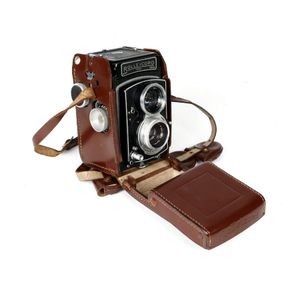 A vintage German Rolleicord studio camera in original case,…