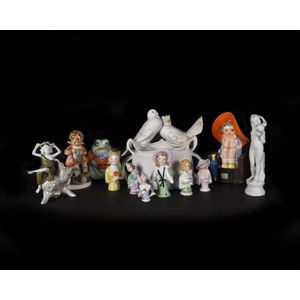 A collection of porcelain piano dolls, bisque Ware, Hummel…