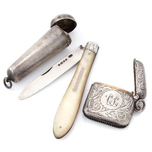 Antique hallmarked silver vesta, pocket knife and cigar case,…