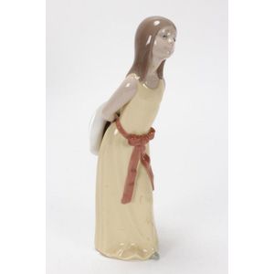 Lladro 5010 COIFFURE GIRL WITH STRAW HAT Pricing and Reference Guide