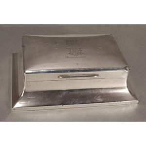 George V sterling silver table cigarette box and cover,…