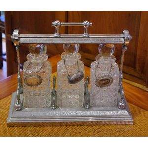 Edwardian electo-plated 3 decanter tantalus 38 cm wide