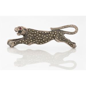 Brooch depicting wild cats: lion, tiger, panther - price guide and values