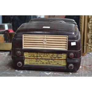 Vintage AWA Radiola valve radio, brown Bakelite case (working…