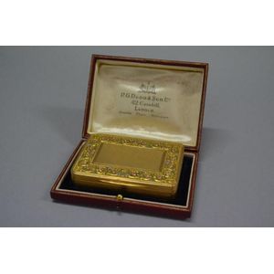 18ct yellow gold George III snuff box with applied decoration,…
