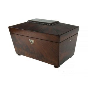 Georgian mahogany tea caddy. Coffin form caddy with two…