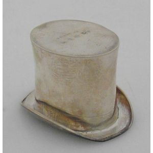 A sterling silver novelty top hat desk tidy. Maker Elkington &…