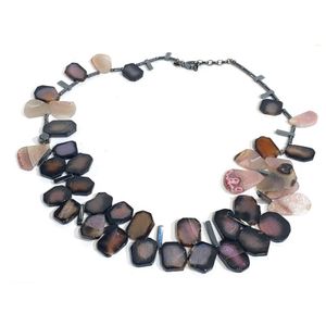 An Apartement a louer black & pink agate bead necklace, with…