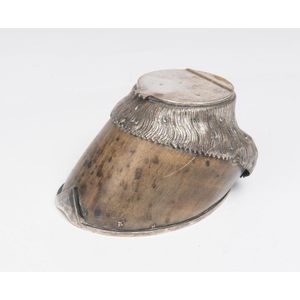 A silver plated horses hoof inkwell, English 19th century, 9 cm…