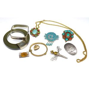 Antique, silver and costume jewellery group includes a silver…