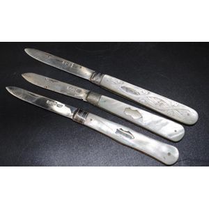 Three George V silver bladed pocket knives marked for Sheffield…