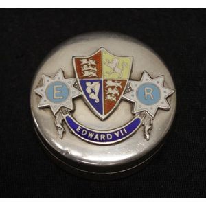Edward VII sterling silver pill box hallmarked to base, lid…