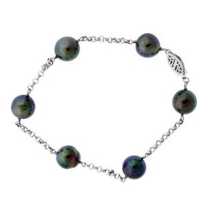 A Tahitian pearl bracelet, composed of 6 fine cultured pearls,…