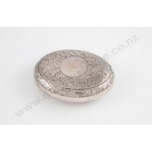 Edwardian VII sterling silver oval snuff box, hinged lid with…