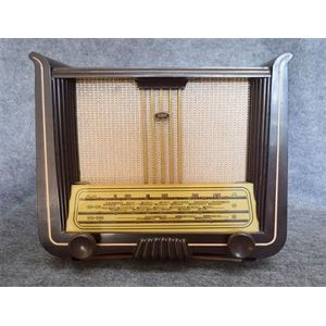 An SBR 641A lyre form Bakelite valve radio c. 1950 serial…