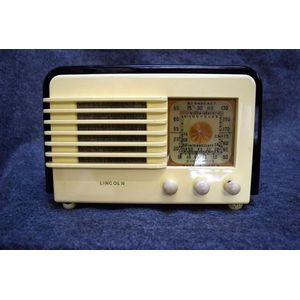 A Lincoln 862? Bakelite valve radio missing back and cracks to…
