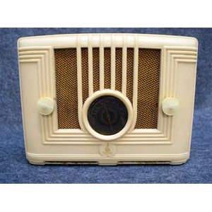 An Emerson 126 cream Bakelite valve radio 110 V back missing AF…