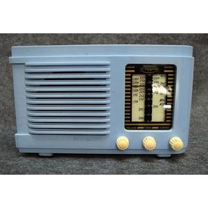 A Clipper 5M4 blue Bakelite valve radio 240V serial number…