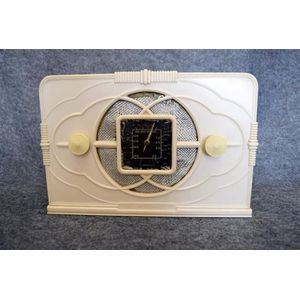 A circa 1937 Astor Mickey white Bakelite valve radio missing…