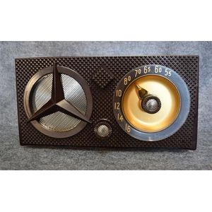 An Arvin 851T Bakelite valve radio 110V serial number 426800,…