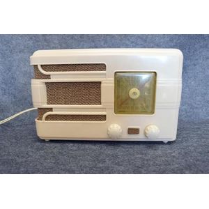 A Malvern Star cream Bakelite radio 240v serial number G7404,…