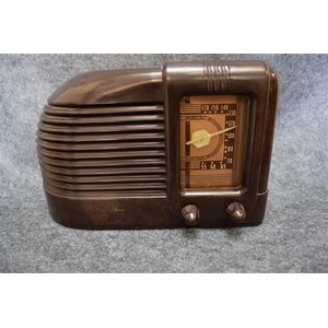 A Super Aeroscope P-4277 Bakelite radio 110v serial number…