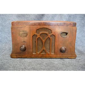 A Zenith 705 Super heterodyne valve radio in timber case 110v…