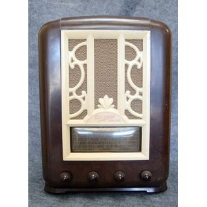 A Airzone Radiostar Type 403 Bakelite valve radio serial number…