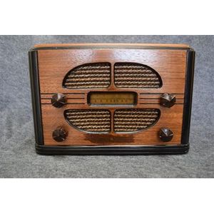 A General Electric E-52 timber cased valve radio 240v serial…