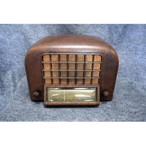 An AWA Radiolette Bakelite valve radio c1940's 110v AF serial…