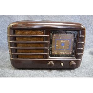 An AWA 510M valve radio in brown Bakelite no back and missing…