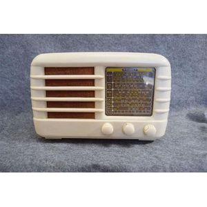 An AWA Radiola 524N2 Cream Bakerlite valve radio 240v AF,…