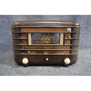 An HMV C13C brown Bakelite valve radio 240v AF, speaker cloth…