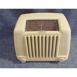 A Kriesler 11-29 Bakelite valve radio in white 240v AF crack to…