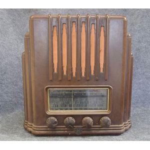 An AWA 'The Fisk' Radiola R51G Empire State Bakelite valve…