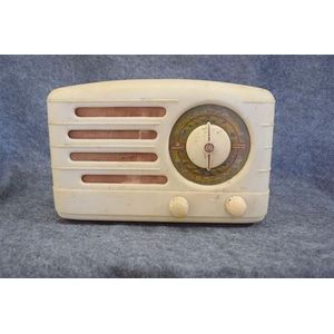 An AWA 'The Fisk' 516M White Bakelite valve radio 240v case in…