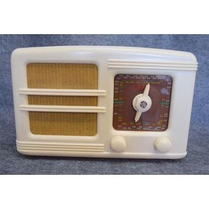 A General Elecric Hotpoint Bandmaster 500M White Bakelite Radio…