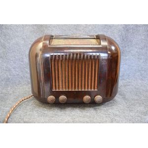 A Kriesler 11-20 Brown Bakelite valve radio 240v serial number…
