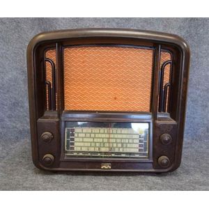 An Airzone 6552A brown Bakelite valve radio serial number E7164,…