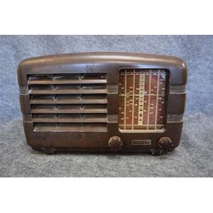 An Airzone F Brown Bakelite valve radio serial number 7628, 17.…
