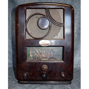 A HMV 83 or 84 brown Bakelite valve radio serial number 51482,…