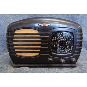 A Tasma Brown Bakelite valve radio serial number 10053510, 21 x…
